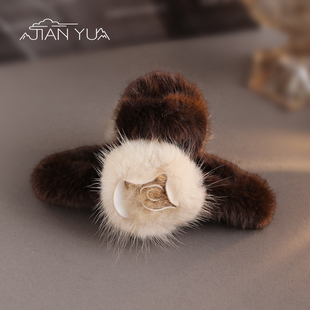 棕白绒花-秋冬百搭水貂毛玫瑰花毛绒抓夹文艺风发夹温柔质感发饰