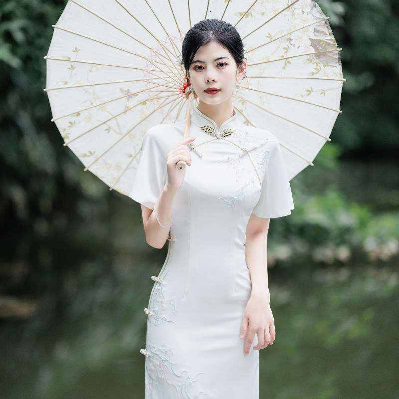 挽苏白色司藤旗袍2026新款改良年轻款复古日常新中式订婚连衣裙女