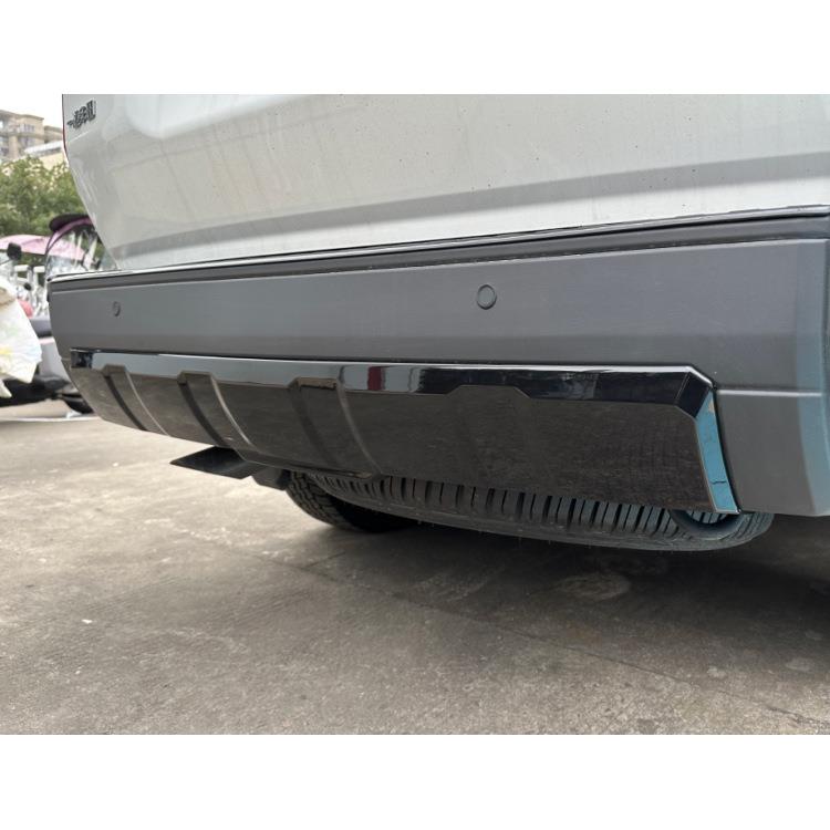 适用24-25款普拉多后杠包围护板黑化霸道LC250防磕碰饰条改装配件