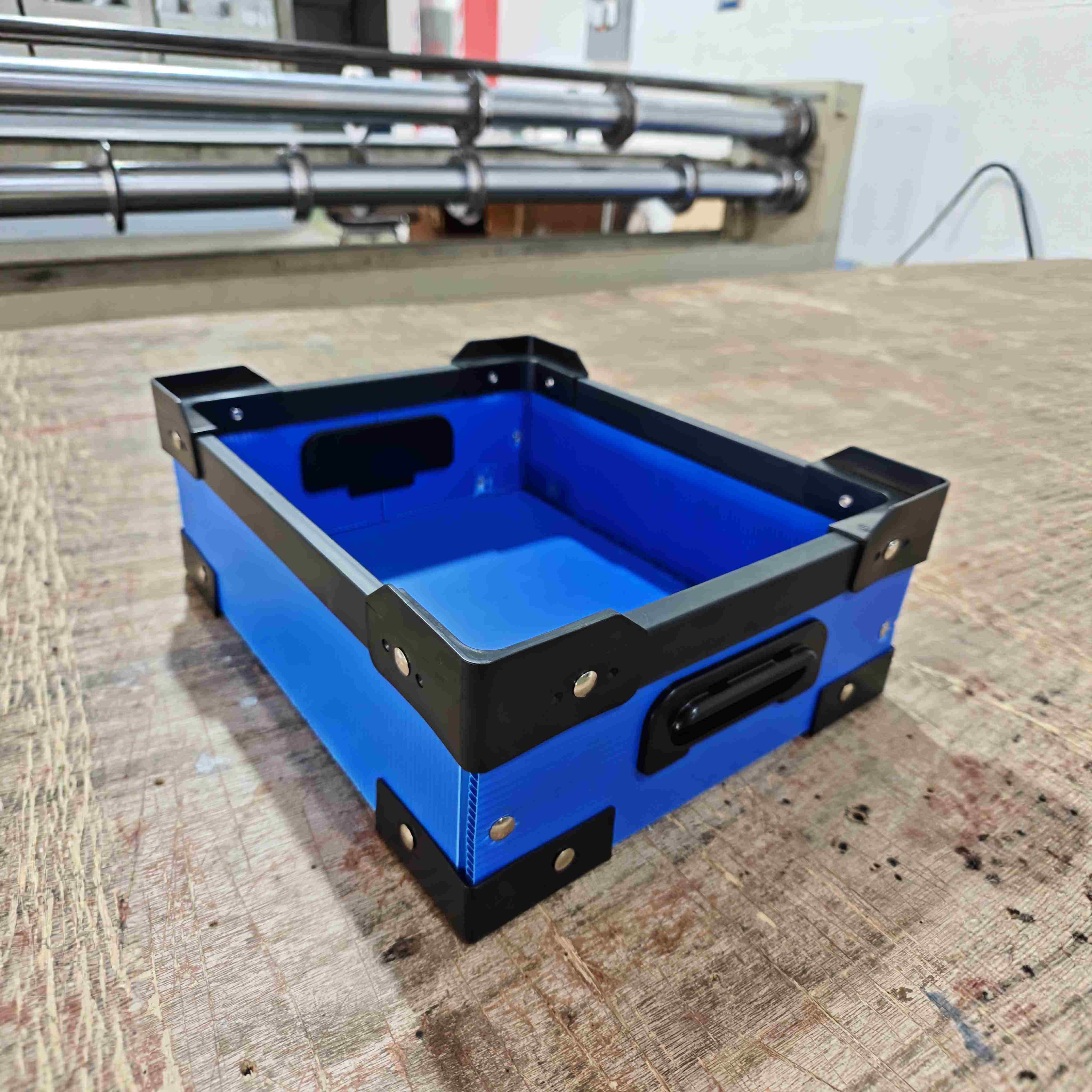 塑料带盖包装盒中空板周转箱加厚防潮仓储物流箱汽车配件电子运输