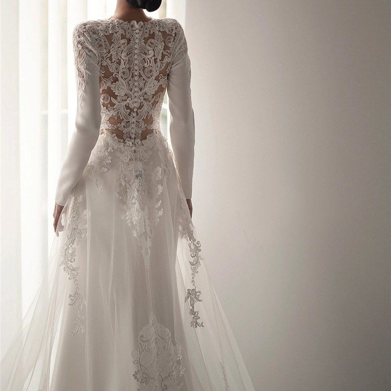 法式轻婚纱2024款新娘长袖V领缎面蕾丝出门纱鱼尾礼服拖尾瘦宴会