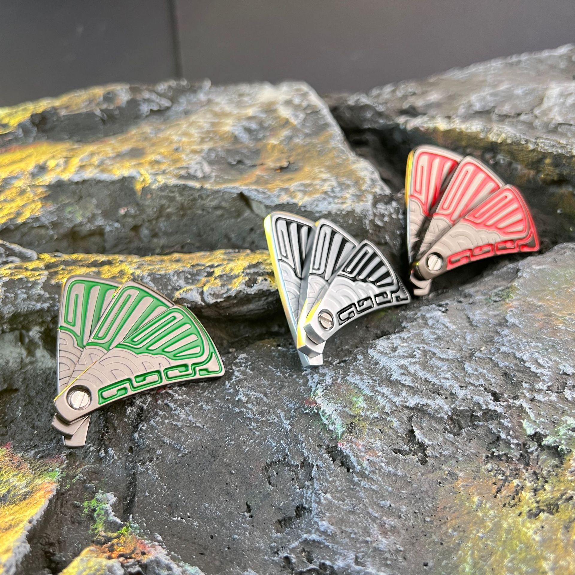 金属EDC扇子推牌啪啪币绿红黑色