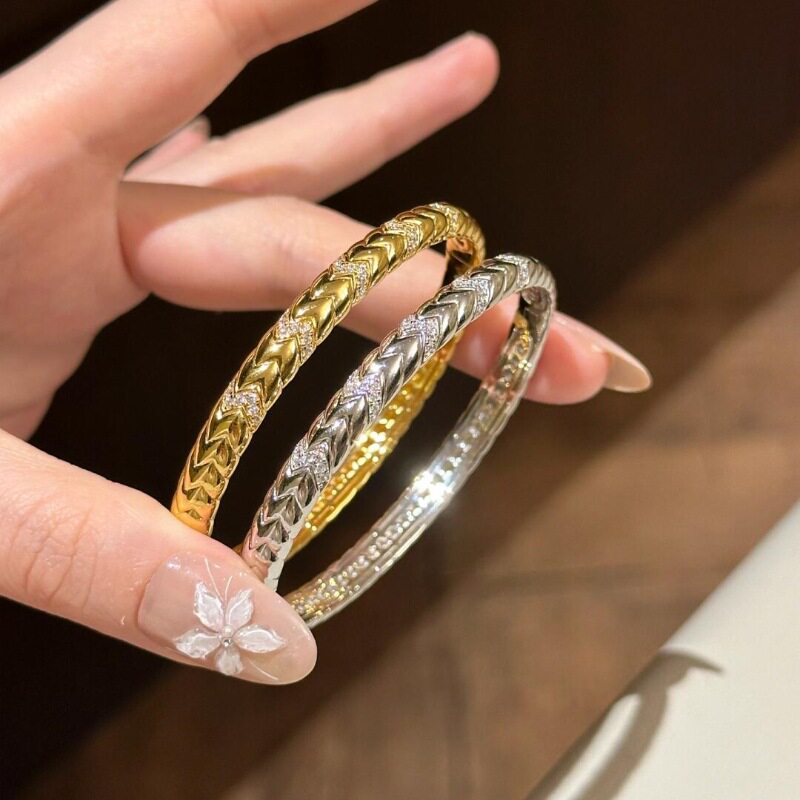 精致气质高级感重工蛇纹麻花镶钻手环时尚轻奢复古宫廷风古法手镯