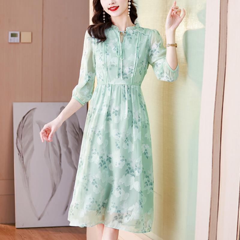 绿色雪纺碎花连衣裙女2023春装新款时尚法式气质收腰泡泡袖中长裙