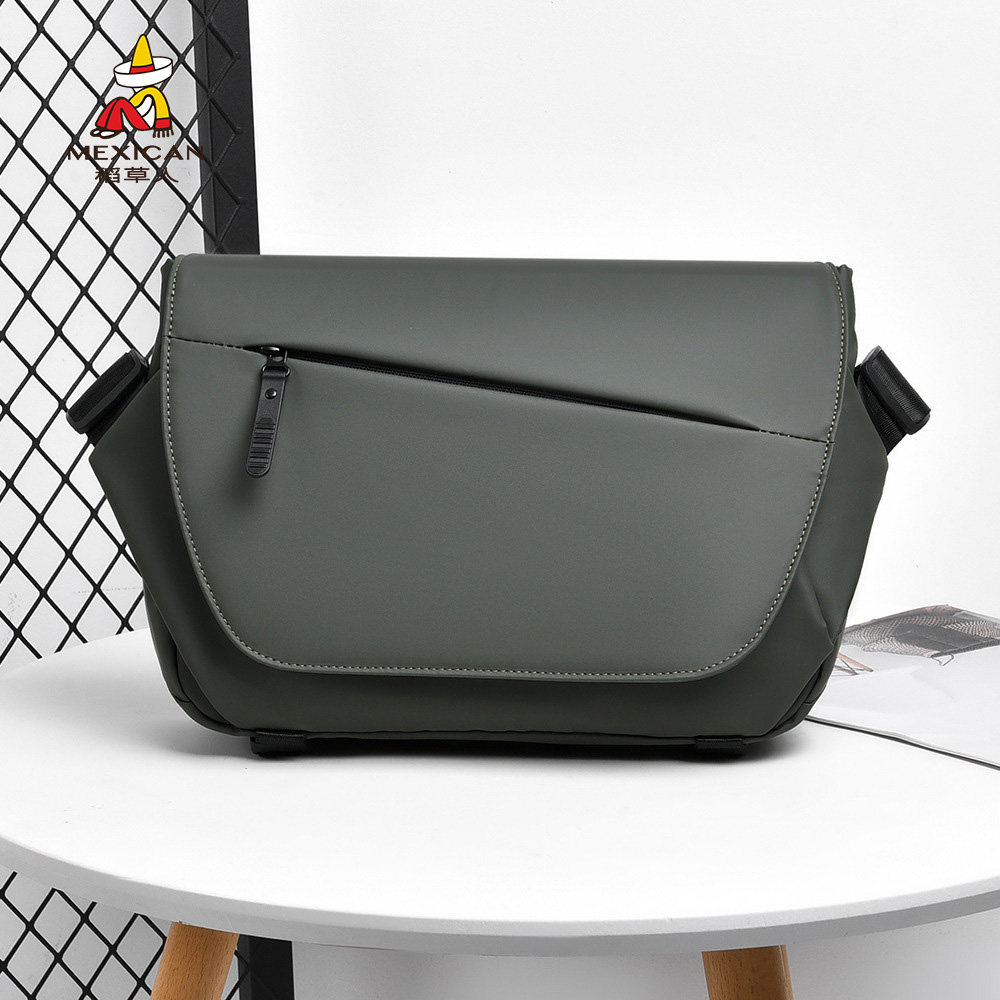 新款男士简约机车斜挎包斜挎包时尚单肩男包大容量防泼水邮差包男