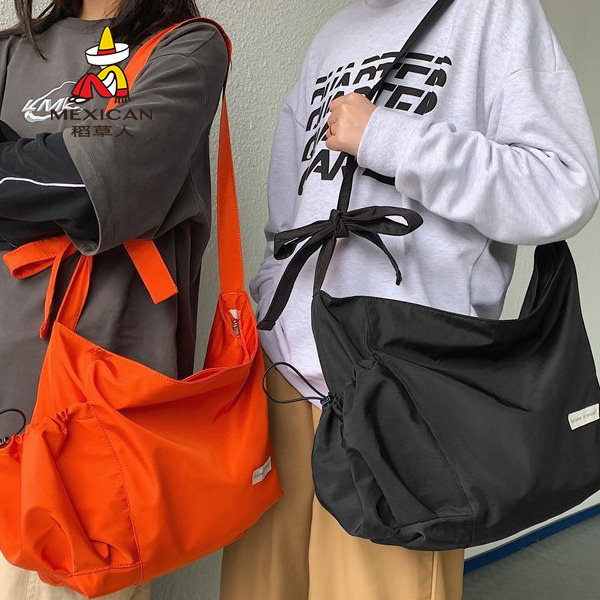 男生斜挎包大容量日系休闲潮牌单肩包女港风潮流大学生情侣邮差包