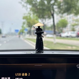 武林剑客寒江孤影摆件抱胸剑客侠客中控显示屏汽车内饰品2024