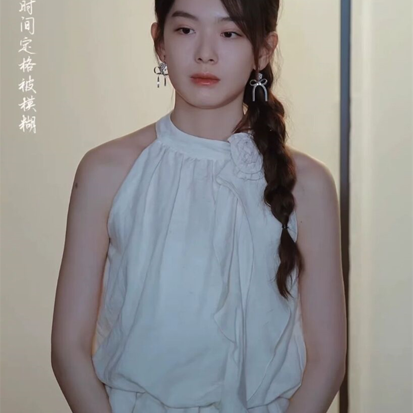 常玥舞台同款白色花朵挂脖上衣