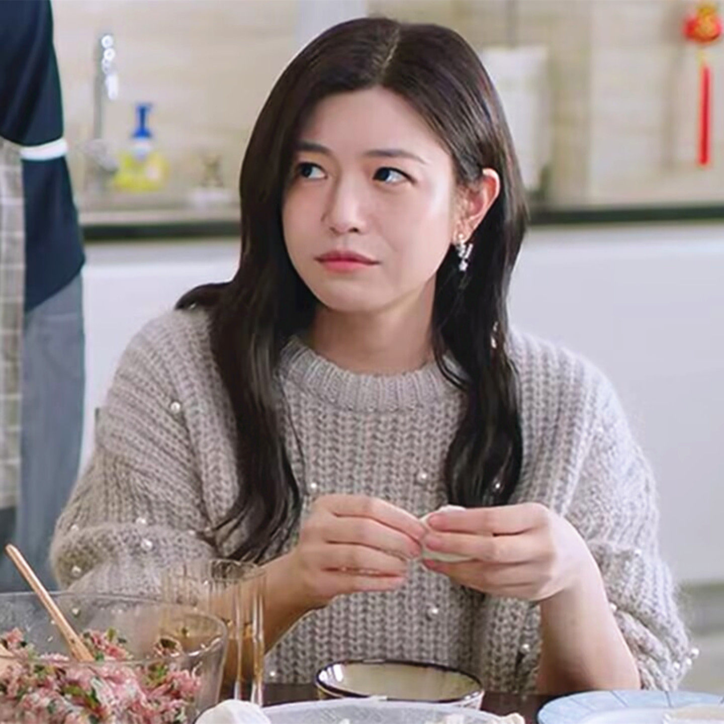 岑矜同款灰杏色圆领套头钉珠毛衣