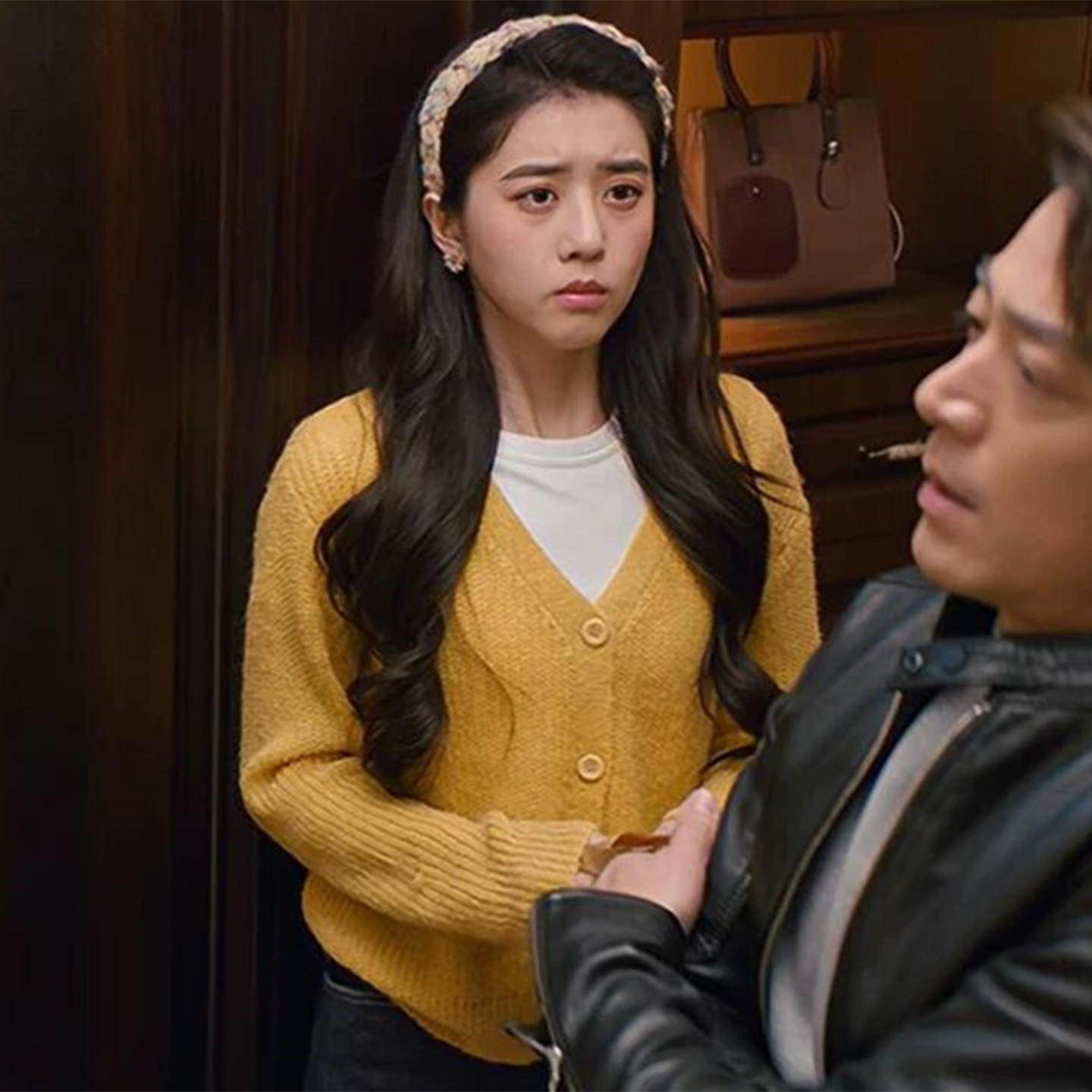 夏小满同款黄色V领长袖针织衫