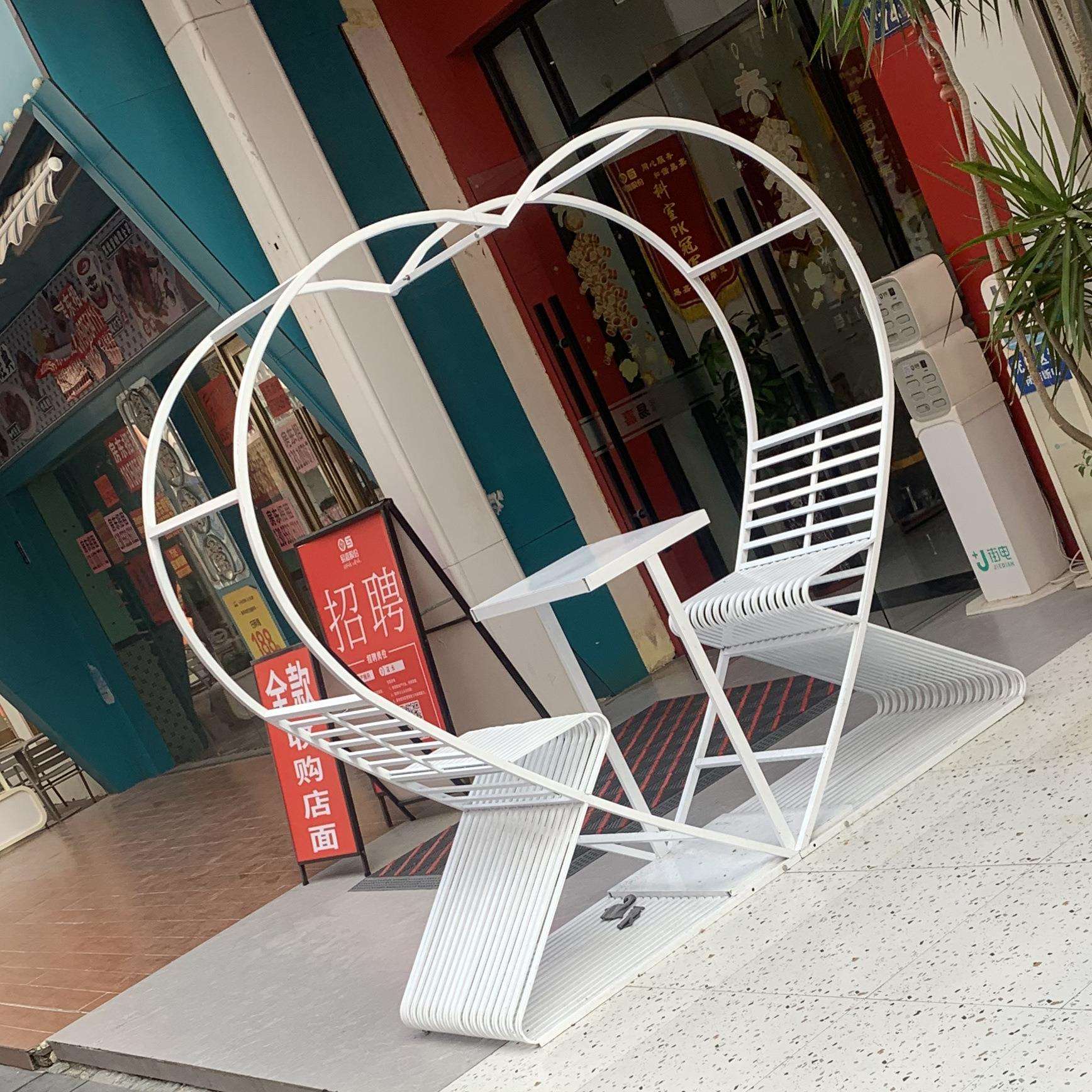 户外爱心秋千椅庭院装饰品景区网红景点民宿摆件餐厅情侣心形桌椅