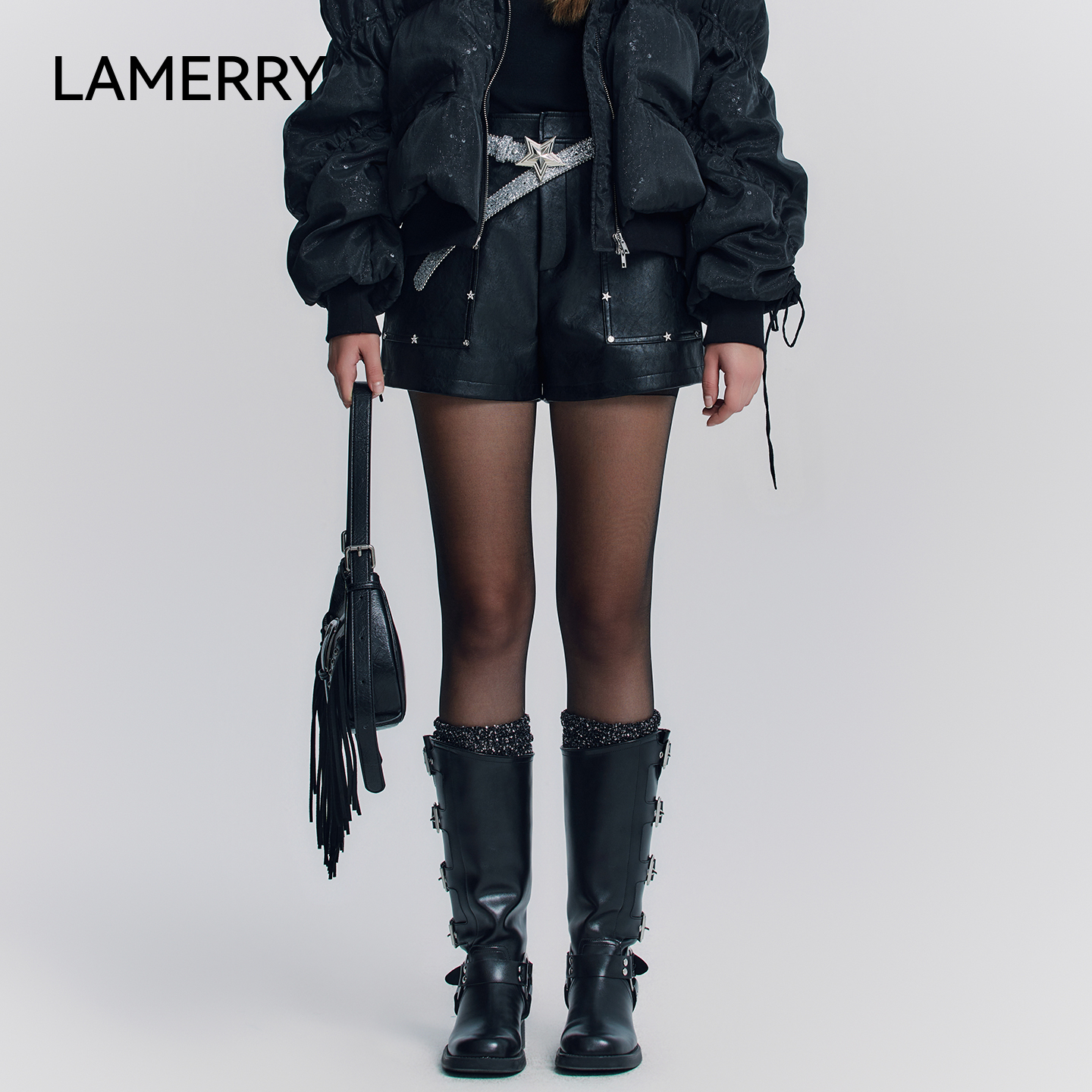 个性大口袋设计撞钉皮裤，彰显独特时尚品味