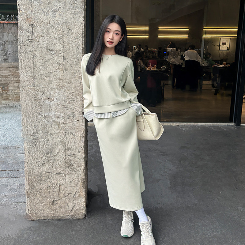 小个子秋装浅绿卫衣两件套