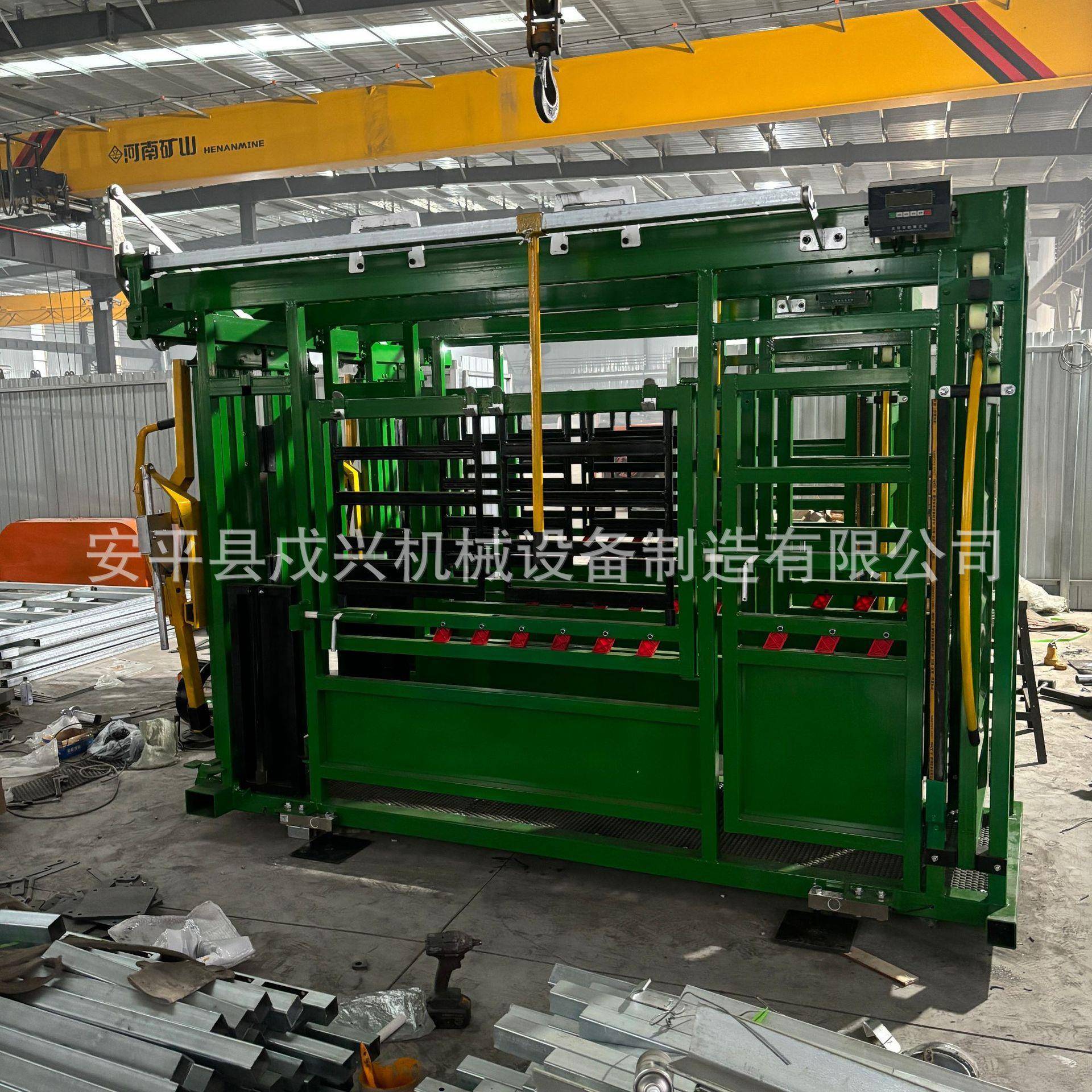 喷塑可称重带轮胎热镀锌方管焊接大型农场打针防疫挤压牛用保定架