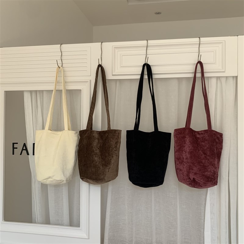 韩版秋冬季新款绒料纯色简约水桶包高质感小众设计百搭通勤单肩包