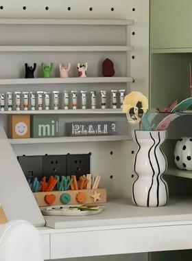 简约现代样板间儿童房绘画