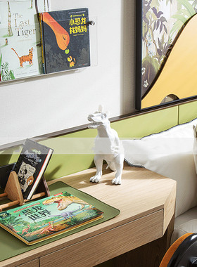 现代样板间儿童房书桌恐龙主题摆件男孩房恐龙台灯恐龙立体书书架