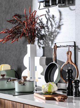 北欧INS风厨房装饰创意样板房间软装摆件木菜板食材绿色锅具饰品