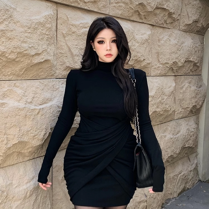 性感辣妹黑色连衣裙子女2024秋冬新款设计感交叉褶皱显瘦包臀短裙