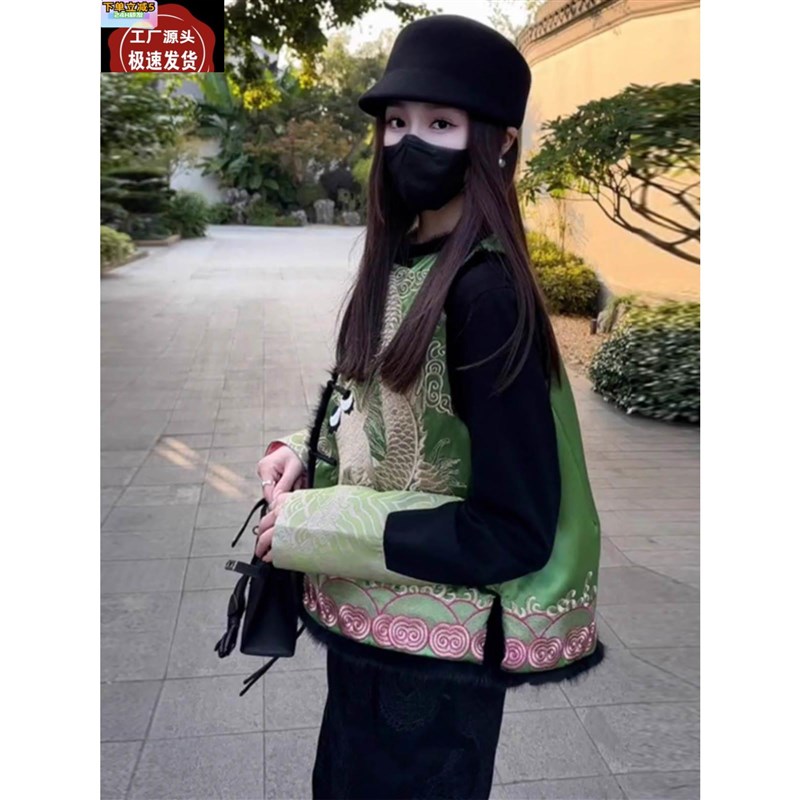 新中式马b甲女款2024新款高级感唐装中国风绿色盘扣马甲上衣两件