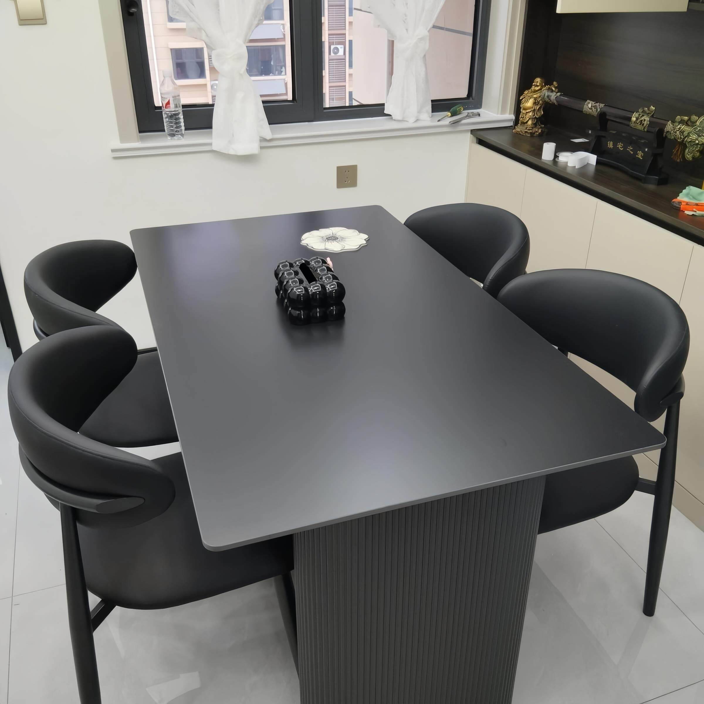 高档纯黑岩板餐桌白色家用餐椅组合高级小户型意式长方形饭桌民宿