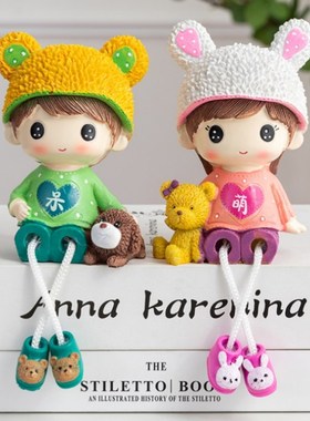 温馨小房间布局卡通情侣娃娃挂腿娃娃礼品摆件家庭房间客厅隔断