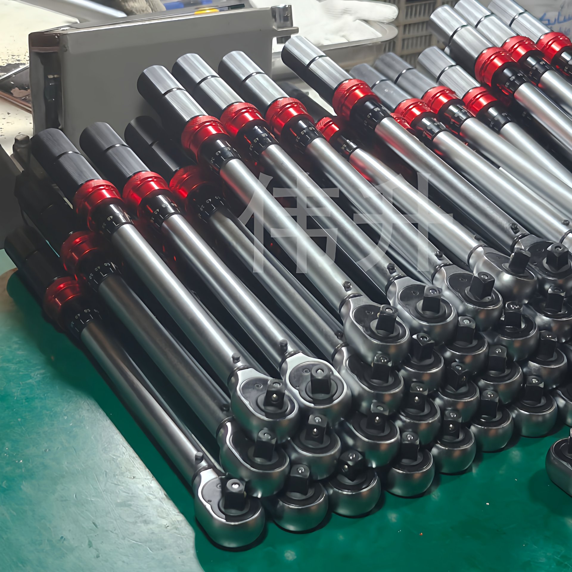 10.9级螺栓拧紧力控制预置扭力扳手咔哒式扭矩扳手400-2000N.m