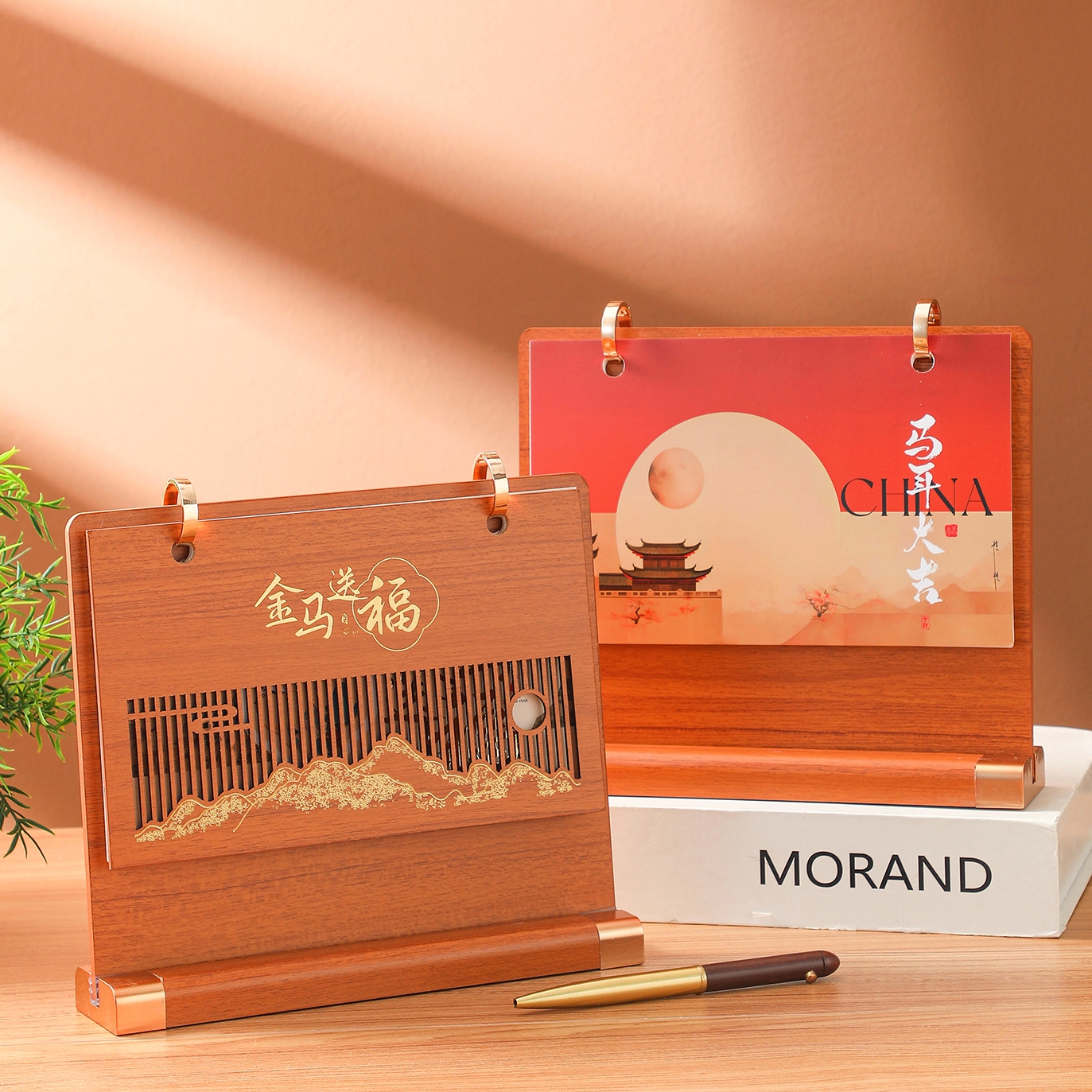 台历定制2026年创意桌面工作日历高档马年木制笔筒记事计划本备忘录古风年历木质办公摆件订做企业logo礼盒装