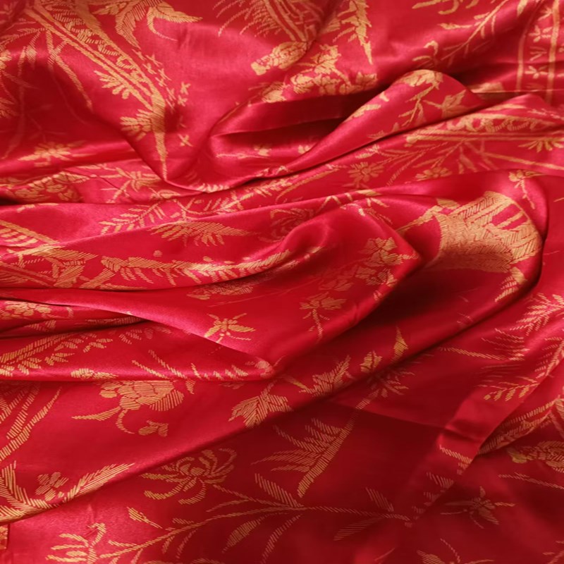 杭州丝绸真丝素绉缎红色底金色人物印花制衣服装面料手工旗袍布料