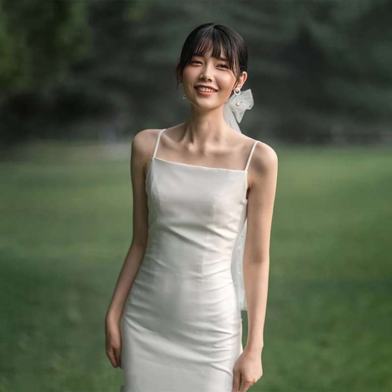 简约吊带缎面轻婚纱2025新款露背显瘦超仙森系旅拍出门纱新娘礼服