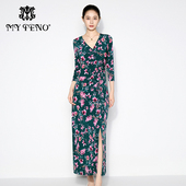 马天奴2025秋新款 绿底粉色印花V领连衣裙子修身 开叉显瘦度假女