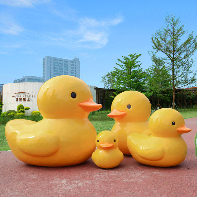 景区大型卡通小黄鸭雕塑商场网红打卡美陈装饰玻璃钢动物摆件
