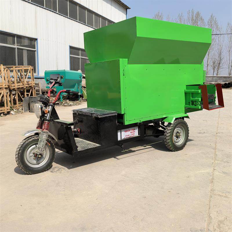 养殖场布料机牛羊驴饲喂投料车 下料均匀牧场投草车大容量撒料车