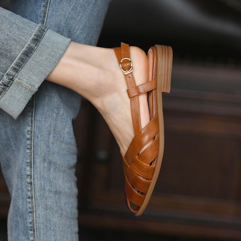 2024年平底真皮猪笼鞋女夏季新款棕色真皮低跟凉鞋女