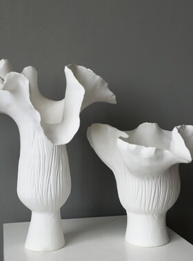 现代高级感白色陶瓷花瓶r摆件花边不规则花瓶样板房客厅玄关装饰