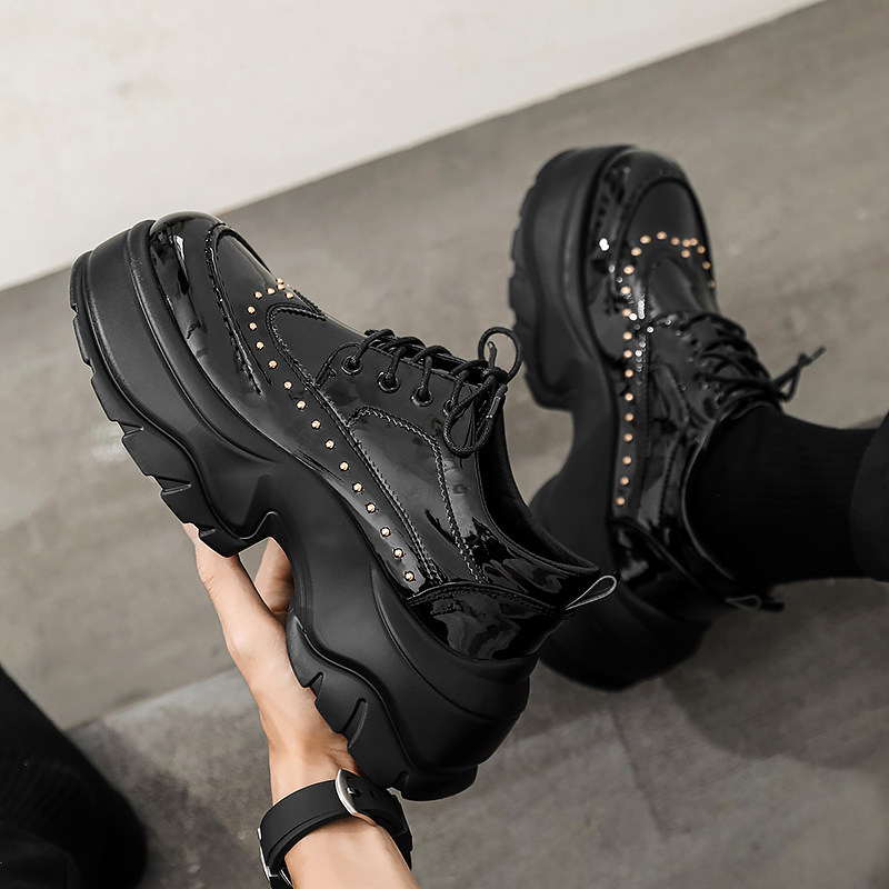 男鞋秋季真皮亮面厚底增高德比鞋年轻款潮流百搭黑色铆钉休闲皮鞋