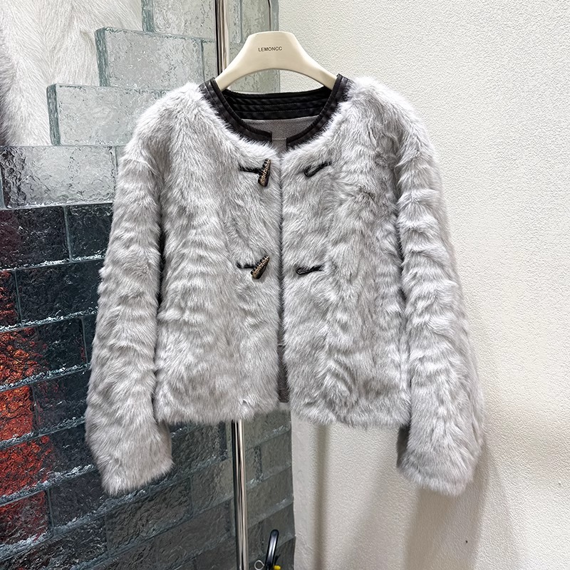 海宁高级感小香风牛角扣短款毛毛外套女秋冬皮毛一体时尚保暖上衣