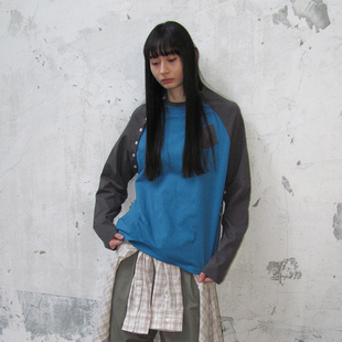 撞色拼接圆领落肩长袖T恤 PARTIMENTO 侧边开衩纽扣设计棉质上衣