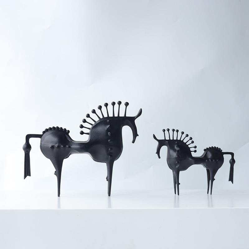 现代艺术装饰摆件黑色铸铁工艺品抽象马小雕塑电视柜书柜装饰品