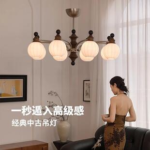 法式中古风客厅吊灯高级感美式复古大厅主灯饰2025新款胡桃木灯具
