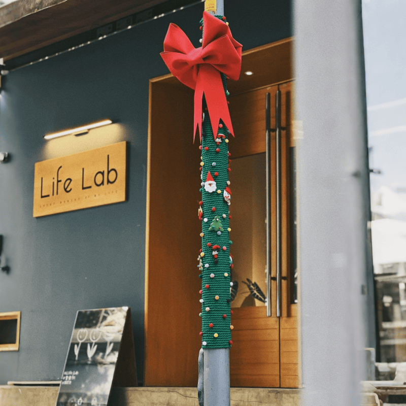 店铺门口路灯柱diy彩绳棉线绕柱圣诞装饰户外圣诞氛围感场景布置