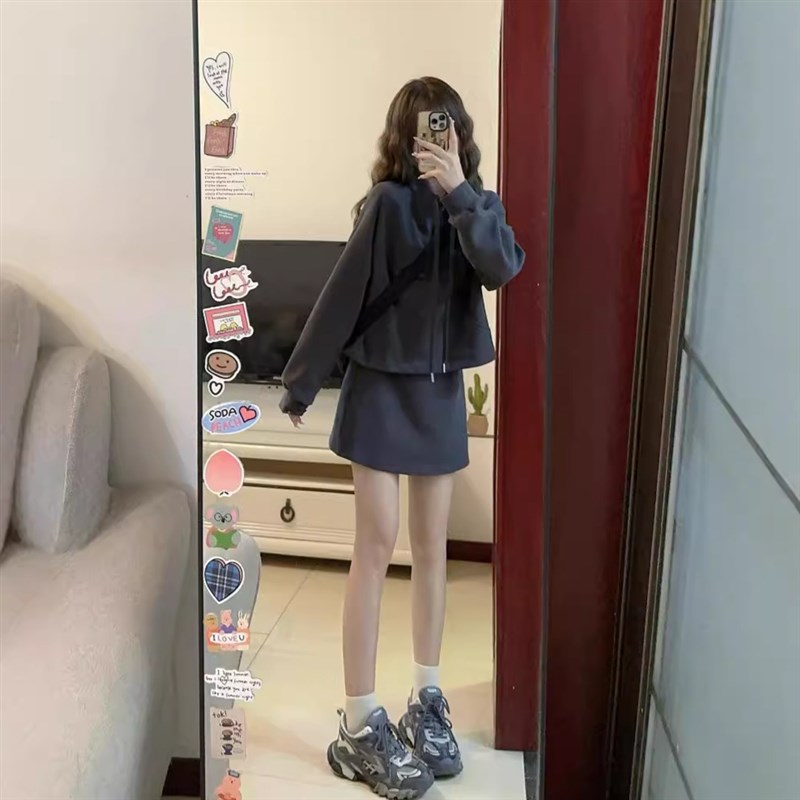 早秋穿搭套装2024运动休闲风抽B绳套头卫衣女高腰包臀半身裙两件