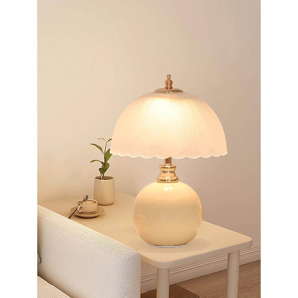 奶油风创意高级感轻奢台灯卧室2025床头柜主卧温馨结婚氛围小夜灯