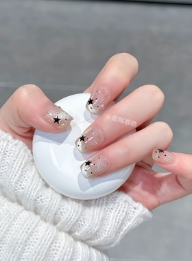 手工穿戴甲2025新款甜酷黑色星星玻璃珠猫眼气质显白短款美甲贴片