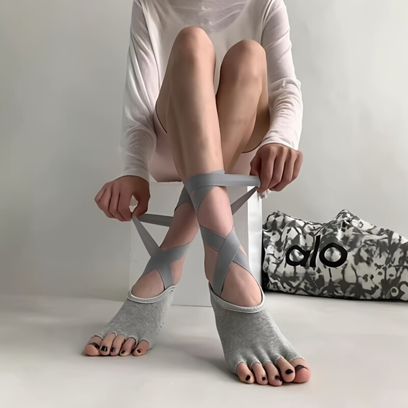 妈耶！绑带瑜伽袜也太miu了吧～超显腿细！防滑瑜伽普拉提五指袜~
