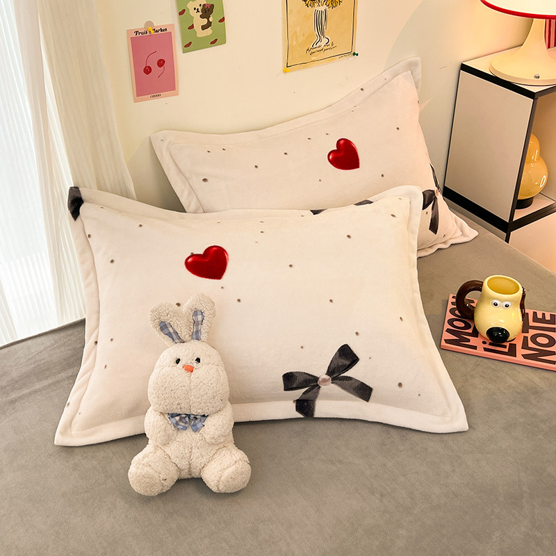 2025新款牛奶绒卡通枕套冬季保暖爱心蝴蝶结家用48cmX74cm枕芯套