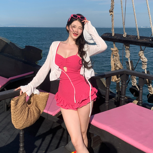 胖mm荷叶边度假风显瘦泡温泉泳装 新款 纯欲红色吊带连体泳衣女大码