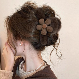 秋冬棕色花朵毛绒抓夹女后脑勺发夹高级感盘发鲨鱼夹2025新款发饰