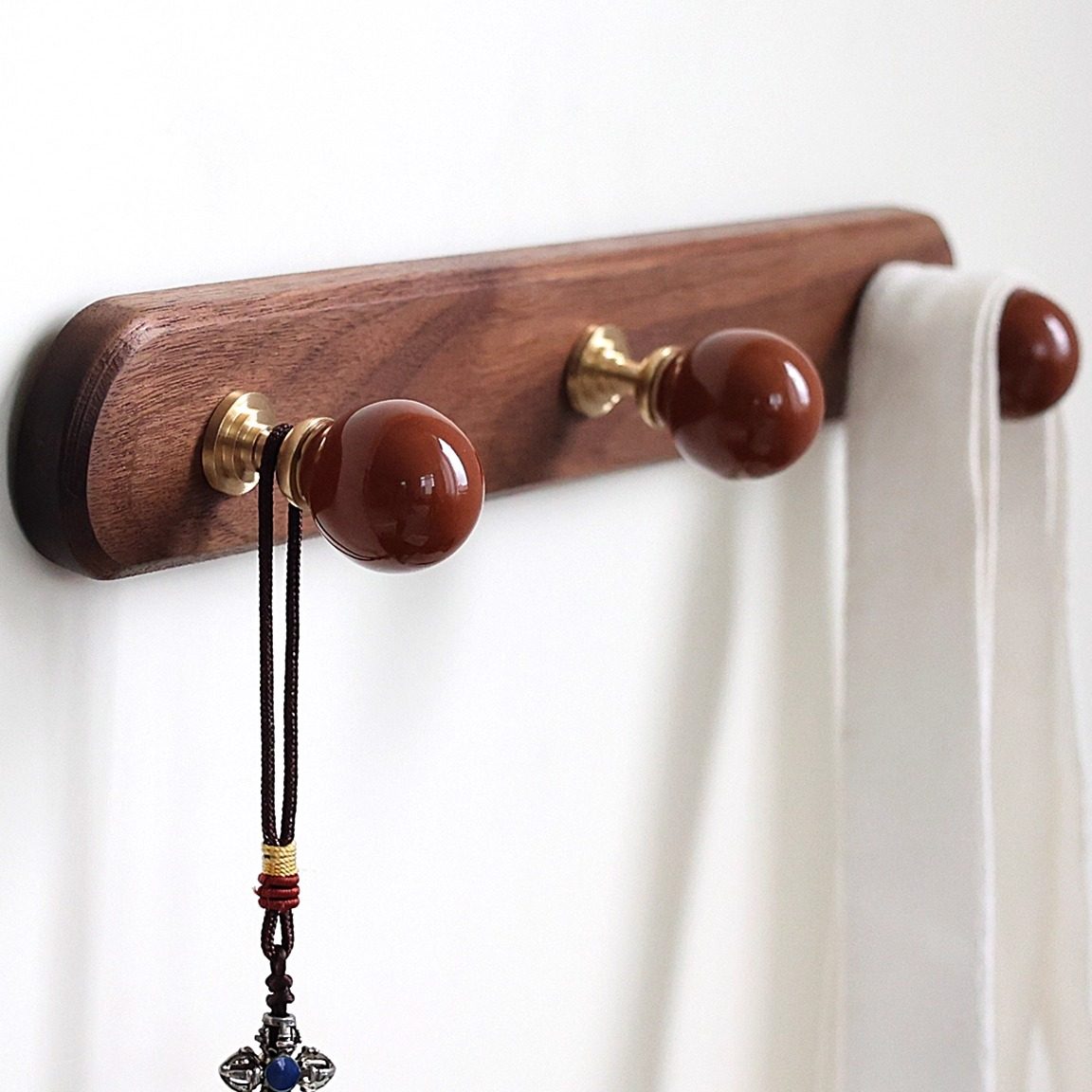 胡桃木实木挂钩黄铜挂衣钩入户门玄关装饰挂钩壁挂打孔法式中古风