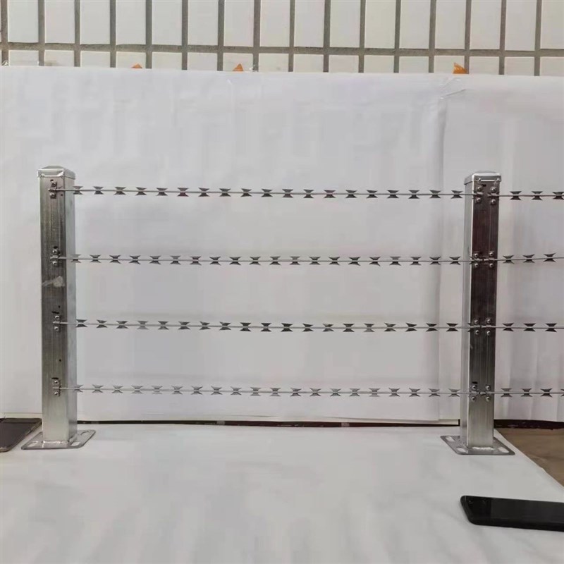 刀片刺绳直条防护网不锈钢刺丝滚笼刺网带刺铁丝防盗围墙防爬刺网图片